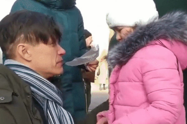 Khóc nghẹn trước khoảnh khắc người cha Ukraine hôn từ biệt vợ con