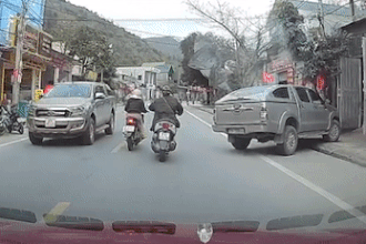 Hai phụ nữ đi xe máy bất ngờ tạt đầu nhau, ngã sõng soài ngay trước mũi ô tô