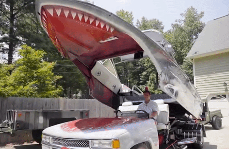 Người đàn ông tự chế "xe cá mập" cực dị từ xe bán tải và du thuyền cũ