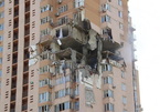 Nga tung video lính Ukraine đầu hàng, chung cư ở Kiev trúng tên lửa
