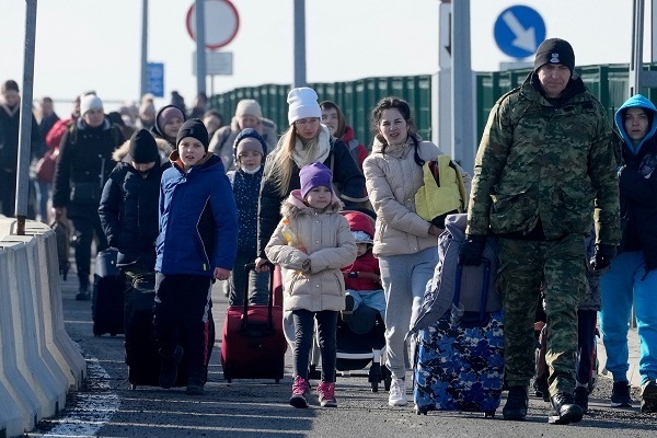 Dân Ukraine ùn ùn kéo sang Ba Lan, mạng xã hội ngập tin giả