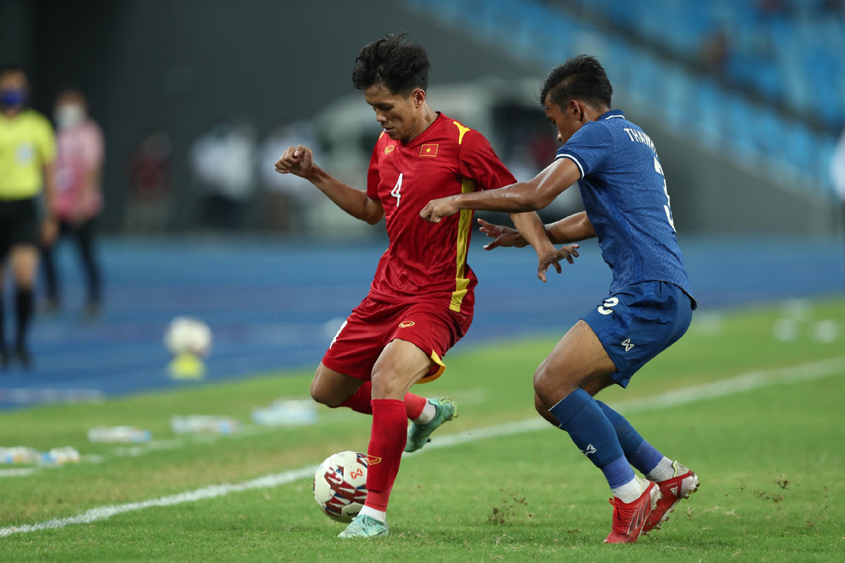 Người hùng U23 Việt Nam tặng cúp vàng cho người hâm mộ