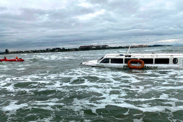 Vụ chìm ca nô 13 người tử vong: 3 trẻ em và 1 phụ nữ đang mất tích