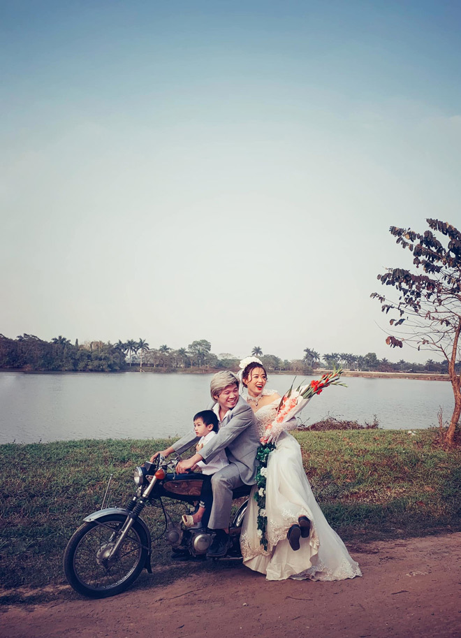 Gia đình 4 con ở Hà Nội tái hiện ảnh cưới thập niên 90 'gây sốt'
