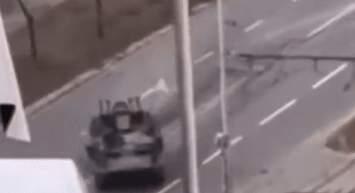 Cảnh tượng thót tim, xe tăng Nga nghiền nát ô tô dân dụng ở Ukraine