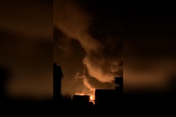 Hàng loạt kho dầu Ukraine trúng tên lửa Nga, biến thành 'biển lửa'