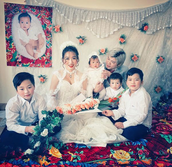 Gia đình 4 con ở Hà Nội tái hiện ảnh cưới thập niên 90 'gây sốt'