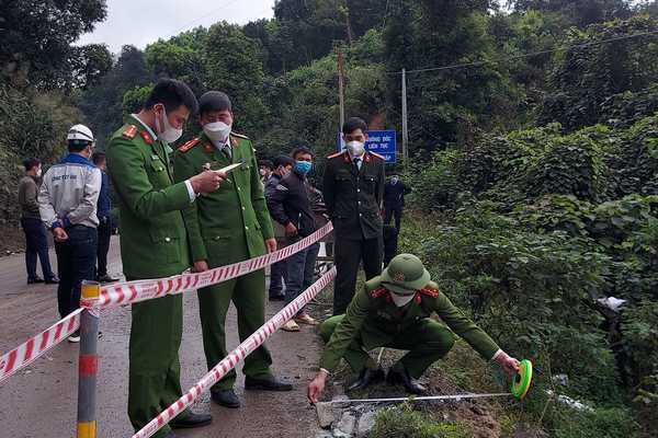 Thót tim đường lên cửa khẩu Cầu Treo, bên núi lở bên vực thẳm