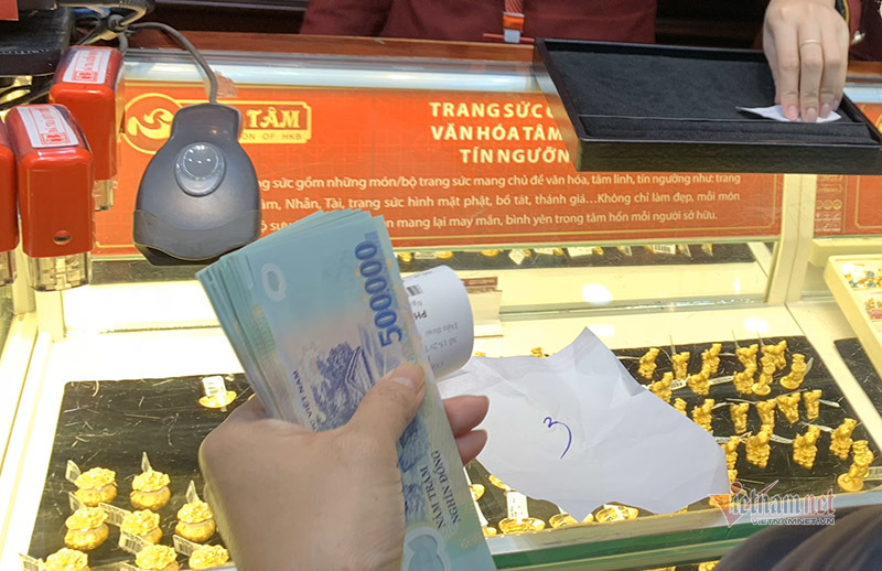 gia-vang-hom-nay-27-02-2022-giam-gia-ngan-han