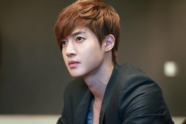 Sao 'Vườn sao băng' Kim Hyun Joong bất ngờ kết hôn