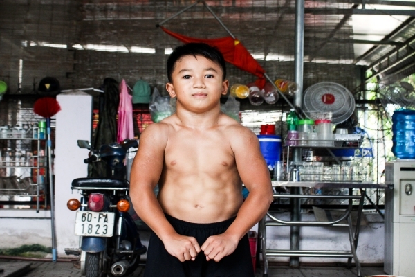 ‘Superman’ kid with 6-pack abs in Dong Nai
