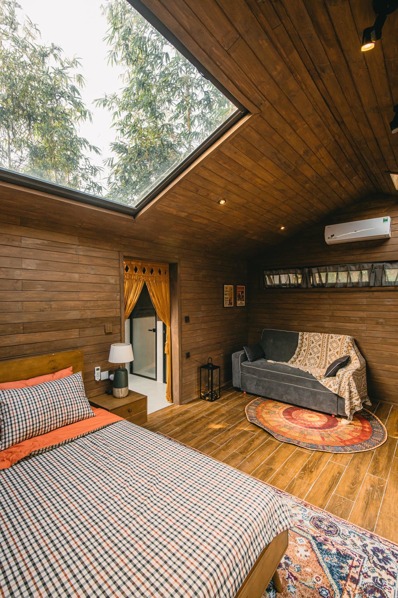 Ngôi nhà bằng gỗ thông nằm giữa rừng núi, ánh sáng len lỏi vào tận giường ngủ