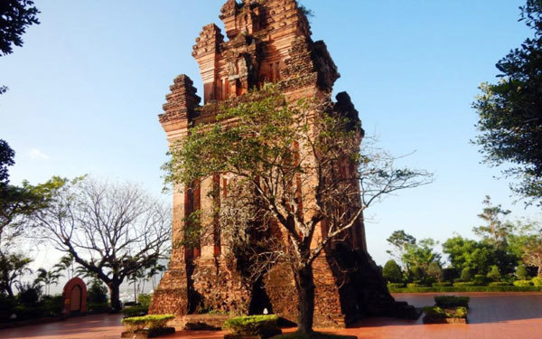 Nhan Tower: a place to find peace of mind