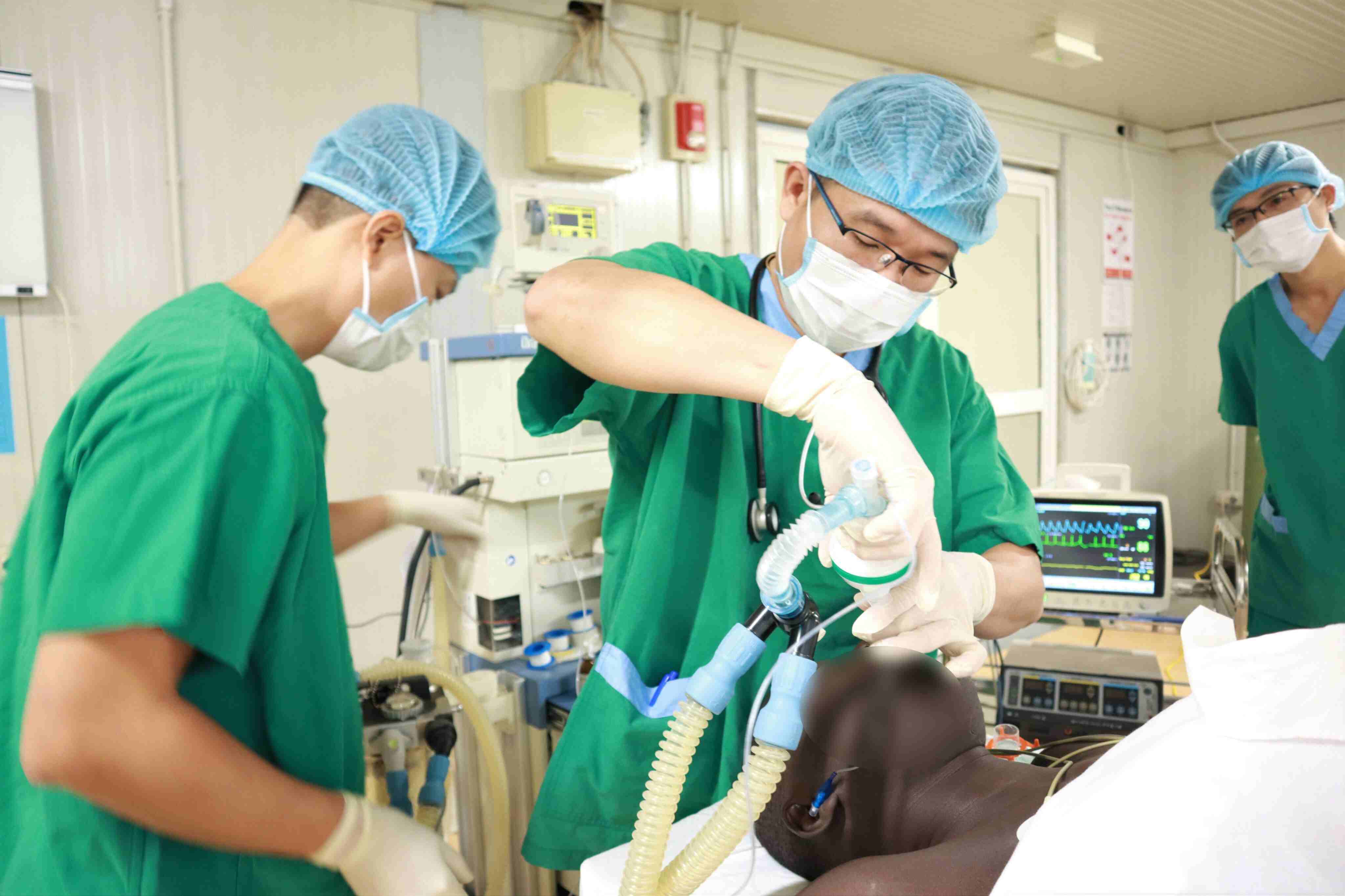 Four surgeries in succession by Vietnam’s blue-beret doctors in South Sudan