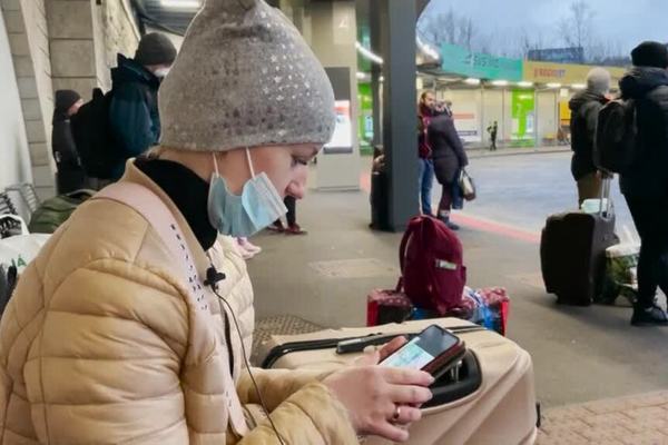 Quay về nước cầm súng chiến đấu, người Ukraine nói gì?