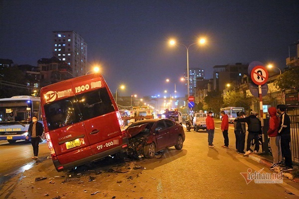 Xe khách quay đầu ‘ẩu’ bị ô tô con đâm ngang thân