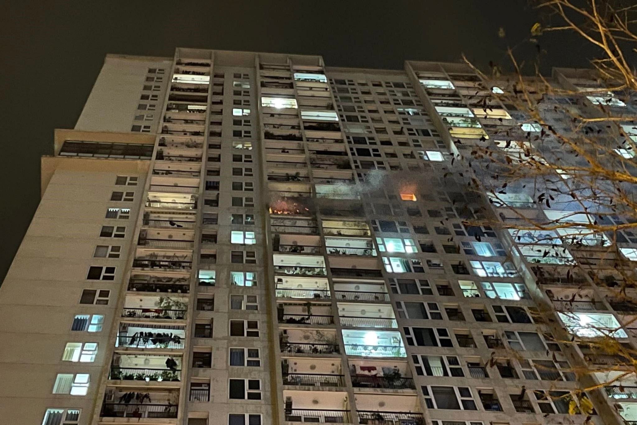 Hà Nội: Cháy dữ dội căn hộ tầng 22, lửa tạt bay lên bùng tiếp nhà tầng 24