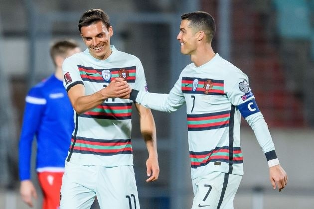 MU 8 lần 'xem giò' tiền vệ đàn em Ronaldo