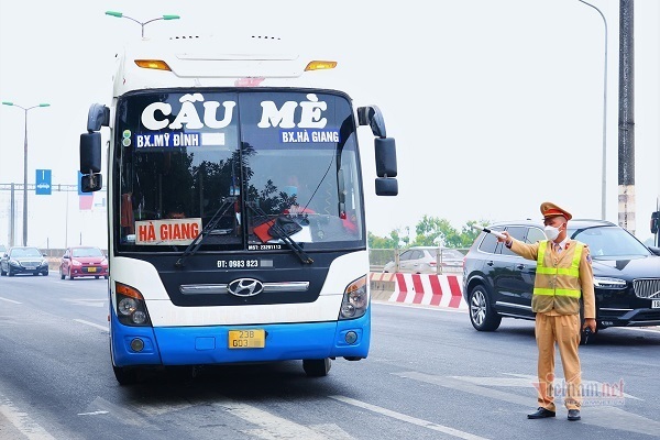 Hà Nội: Người phạm luật giao thông ngày đầu nhận 'tráp' phạt, đóng tiền qua mạng