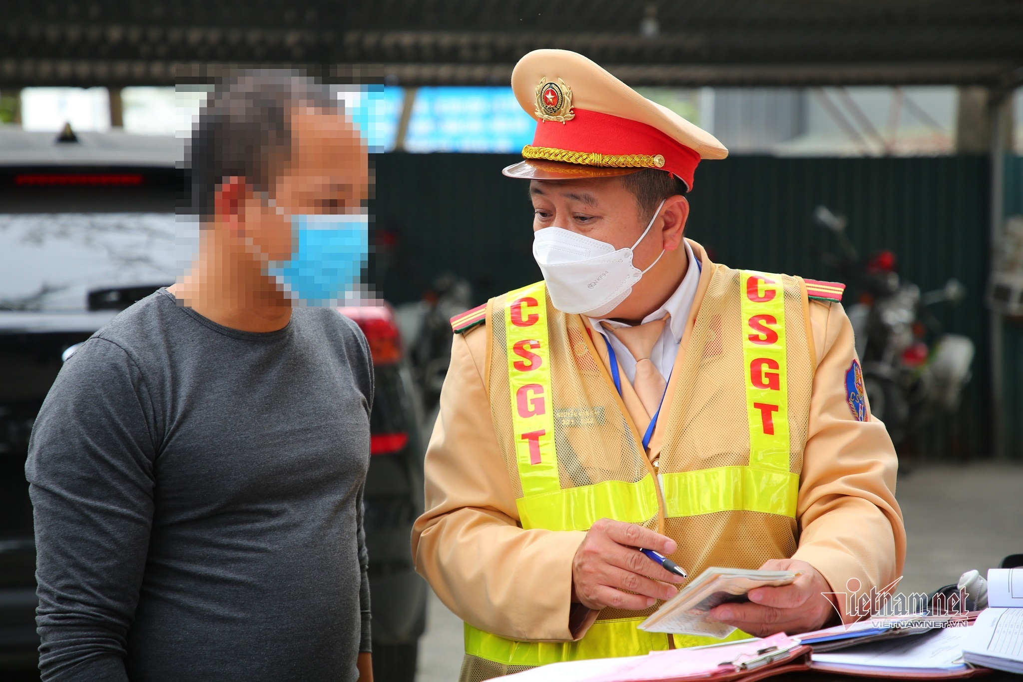 Hà Nội: Người phạm luật giao thông ngày đầu nhận 'tráp' phạt, đóng tiền qua mạng