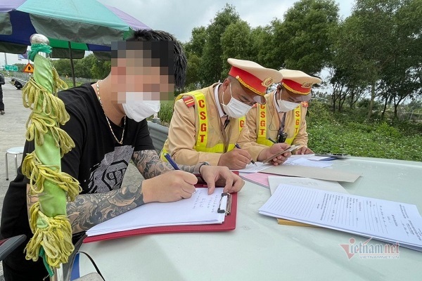 Bất ngờ sau ít phút kiểm tra thanh niên xăm trổ trên cao tốc