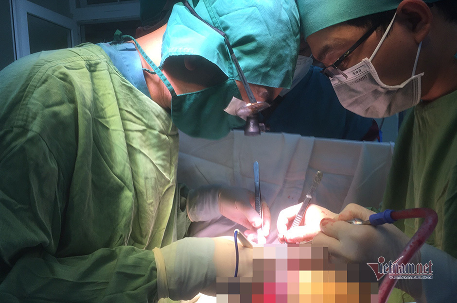Trắng đêm phẫu thuật rút xà beng xuyên qua ngực người đàn ông ở Nghệ An