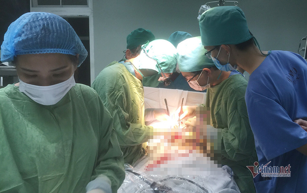 Trắng đêm phẫu thuật rút xà beng xuyên qua ngực người đàn ông ở Nghệ An