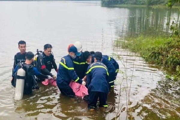 Người nhái tìm thấy thi thể nam sinh nghi tự tử dưới đáy hồ ở Quảng Trị