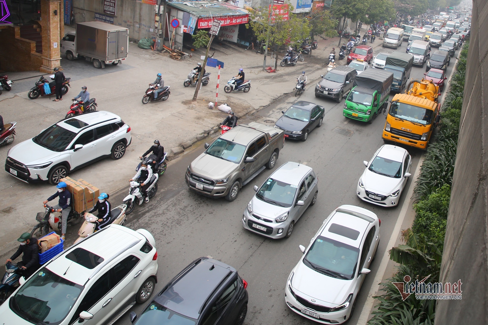 Xe đầu kéo tông ô tô tải đổ nghiêng, đường Vành đai 3 trên cao ùn tắc 3km