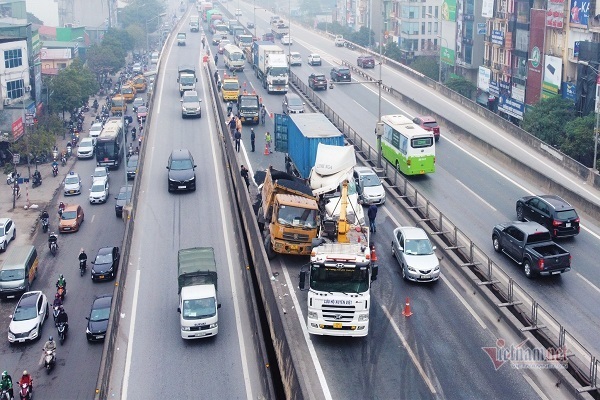 Xe đầu kéo tông ô tô tải đổ nghiêng, đường Vành đai 3 trên cao ùn tắc 3km