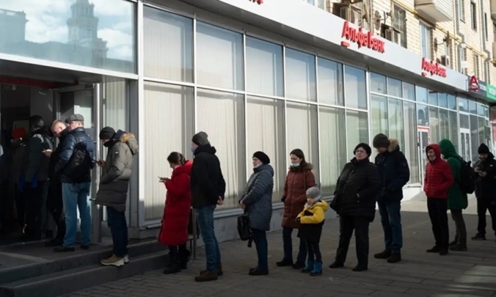 Ngân hàng Nga bị loại khỏi SWIFT: Người Việt chuyển tiền đi về có gặp khó?