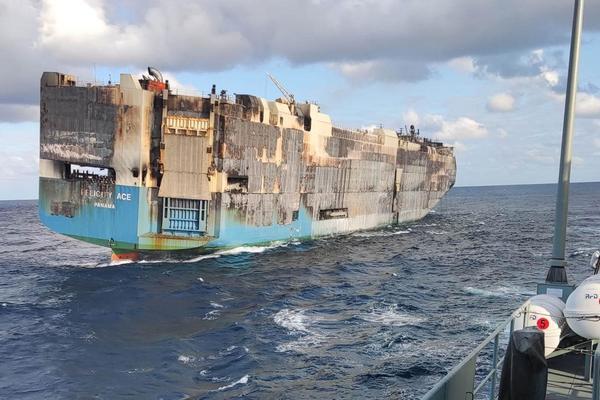 Tàu chở hàng nghìn xe sang bốc cháy đã chìm xuống biển