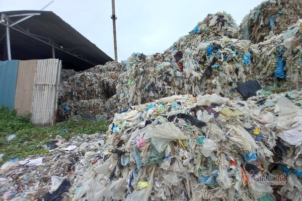 Núi rác thải lừng lững ngay 'khu nhà giàu' tỉnh Hải Dương