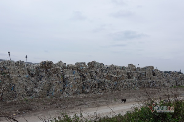 Núi rác thải lừng lững ngay 'khu nhà giàu' tỉnh Hải Dương