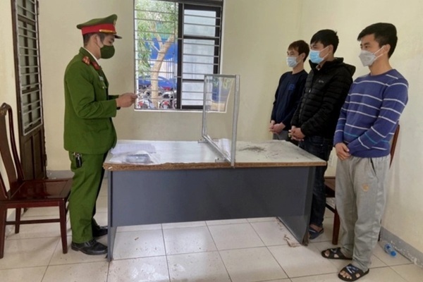Bắt 3 kẻ mua bán tài khoản ngân hàng, lừa tiền người lao động ở nước ngoài