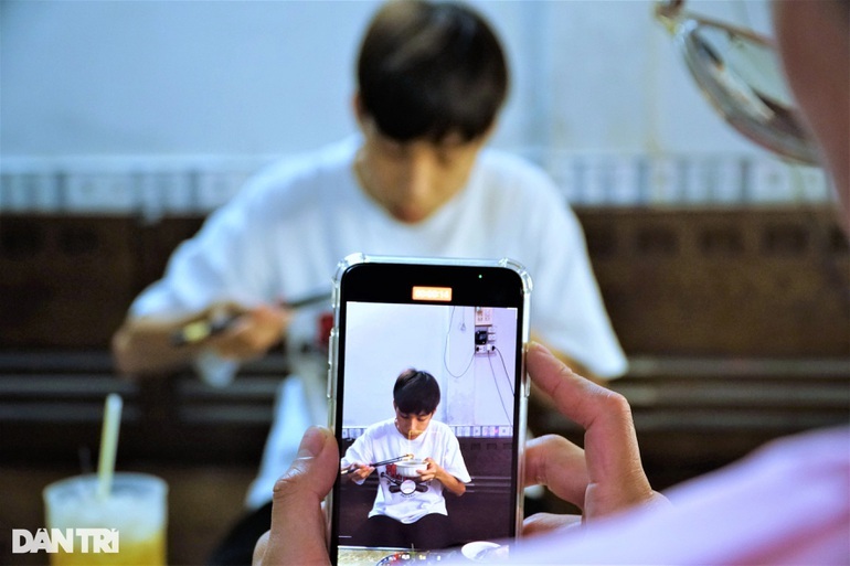 Cặp đôi đồng tính 'hot' TikTok chia sẻ bí quyết thuyết phục được gia đình