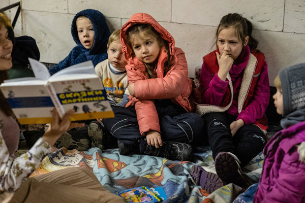 Hình ảnh người dân Ukraine khốn khổ trong hầm trú ẩn