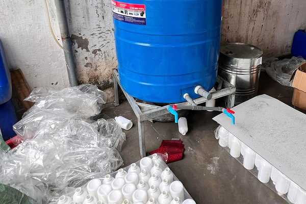 Phát hiện cơ sở pha chế hàng nghìn chai thuốc xịt khuẩn, dầu gió giả ở TP Vinh