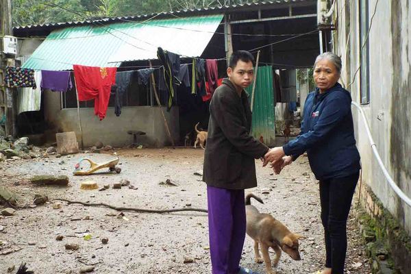 Mẹ ốm đau bệnh tật gồng mình nuôi con điên dại