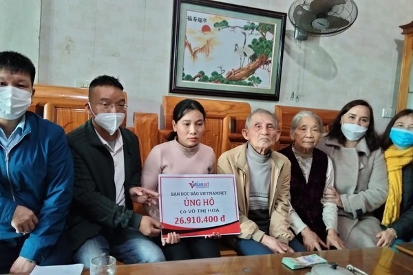 Trao hơn 26 triệu đồng của bạn đọc VietNamNet tới cô Võ Thị Hoa ở Hà Tĩnh