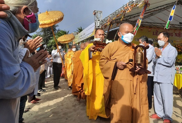 Hàng nghìn người cầu siêu tưởng niệm cho 17 nạn nhân vụ chìm ca nô