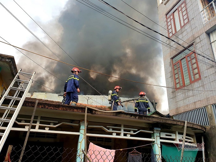 Cháy lớn tại trung tâm TP Huế, cột khói cao hàng chục mét