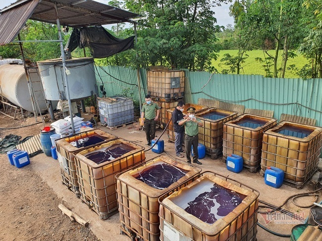 Đột kích cơ sở nấu dầu D.O giả cực quy mô 'ẩn' giữa cánh đồng