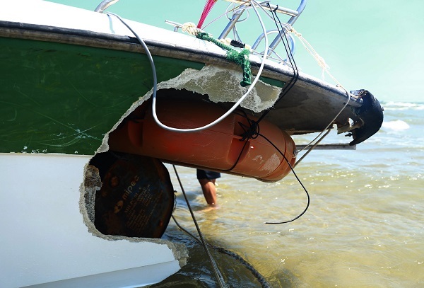 Ca nô gặp nạn 17 người chết ở Cửa Đại, lấy mẫu vỏ tàu giám định