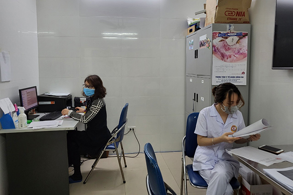 Trạm y tế, công sở ở Hà Nội chật vật xoay xở khi có nhiều cán bộ F0