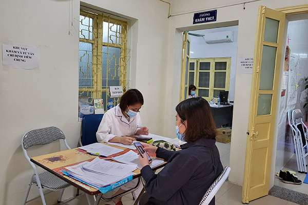 Trạm y tế, công sở ở Hà Nội chật vật xoay xở khi có nhiều cán bộ F0