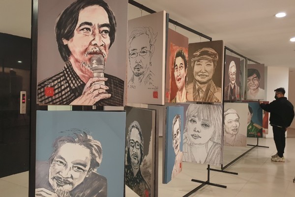 Triển lãm hội họa về bạn bè, người nổi tiếng của nhà báo Huỳnh Dũng Nhân