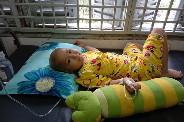 Con gái nhỏ cần 60 triệu đồng xạ trị, mẹ đơn thân trắng tay cầu cứu