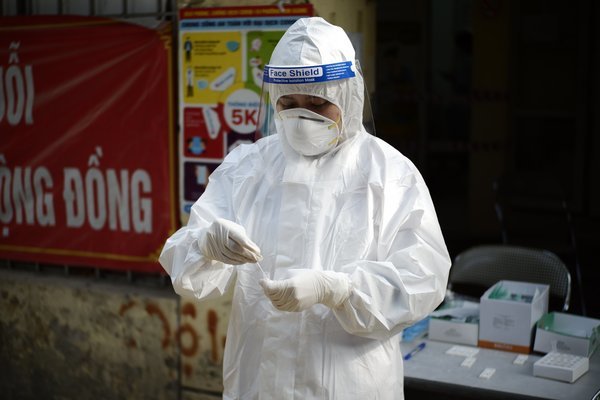 Cả trạm là F0, nhân viên y tế phường vừa tự điều trị vừa làm việc