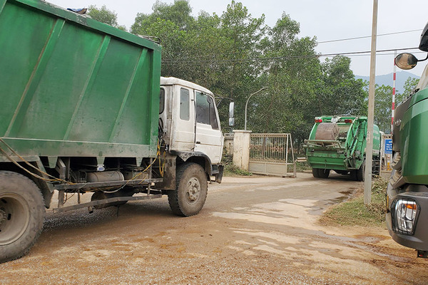 Tài xế chở chất thải đâm chết người nhặt rác